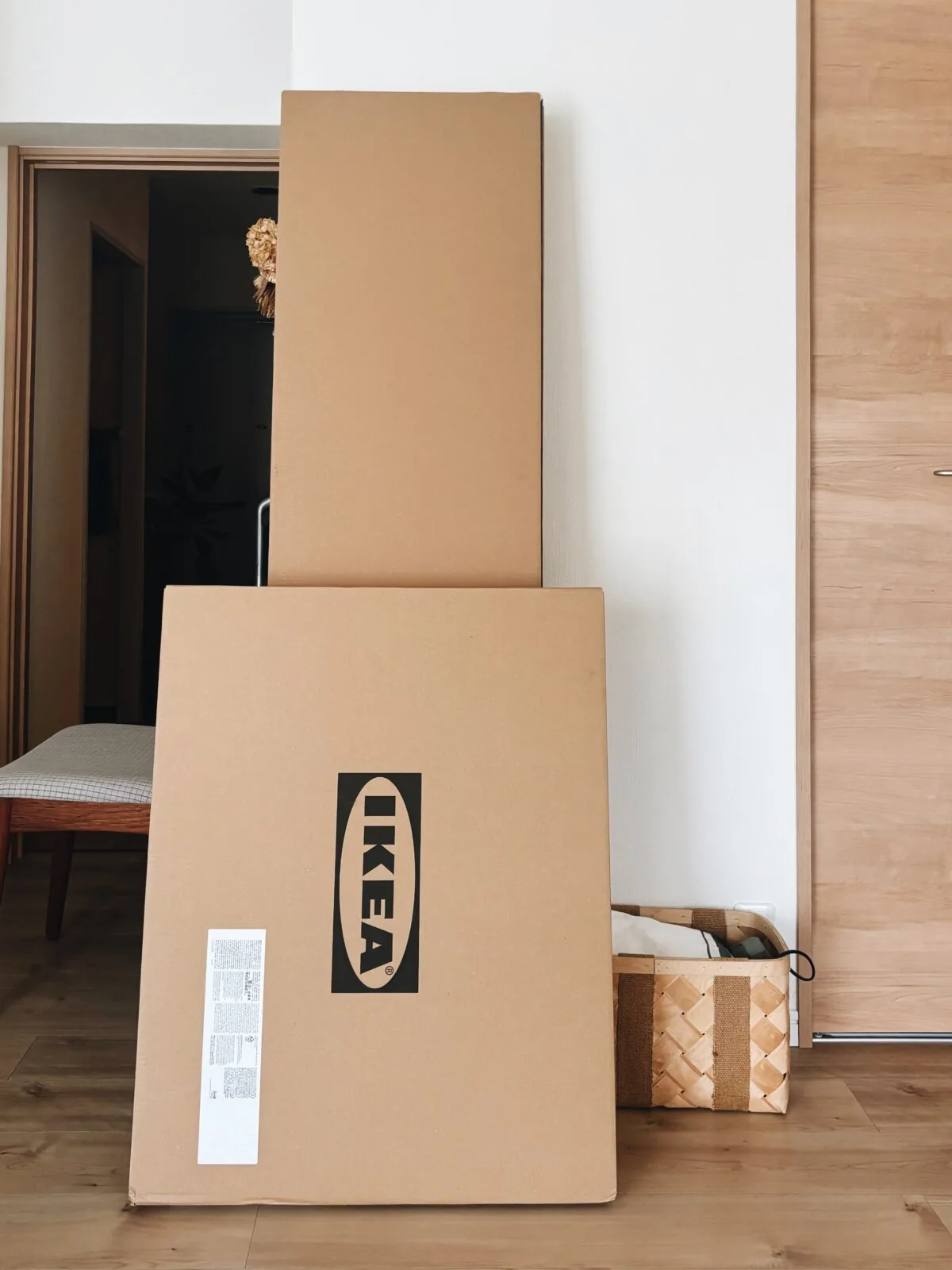 玄関に届いたIKEAの大きな平たい段ボール箱