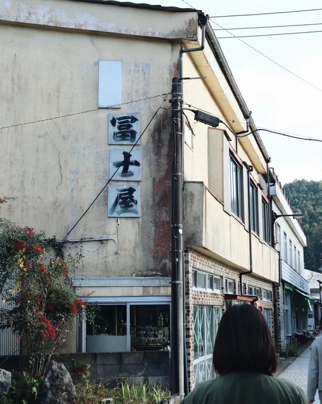 秋芳洞へ向かう商店街の古いお土産屋「冨士屋」