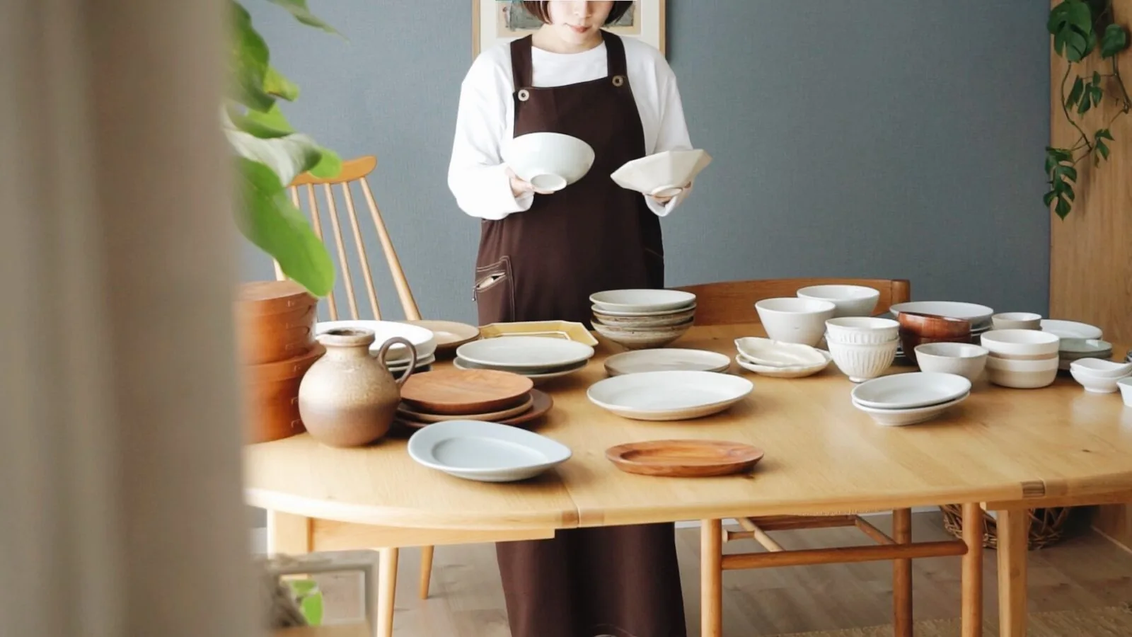 テーブルに食器を並べて見直しているところ