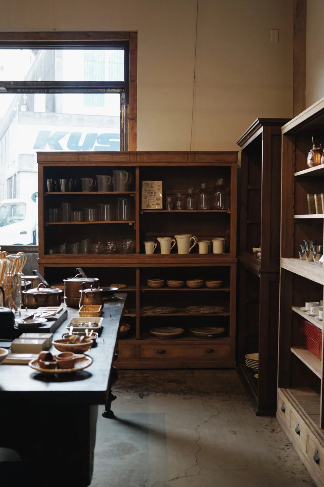stoopの店内。器や道具を並べた什器