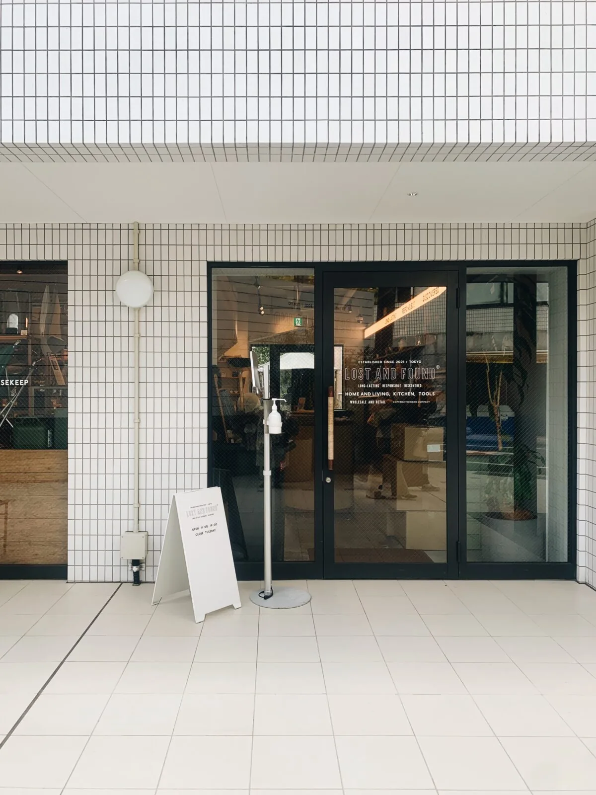 白タイル張りのLOST AND FOUND TOKYO STOREの外観