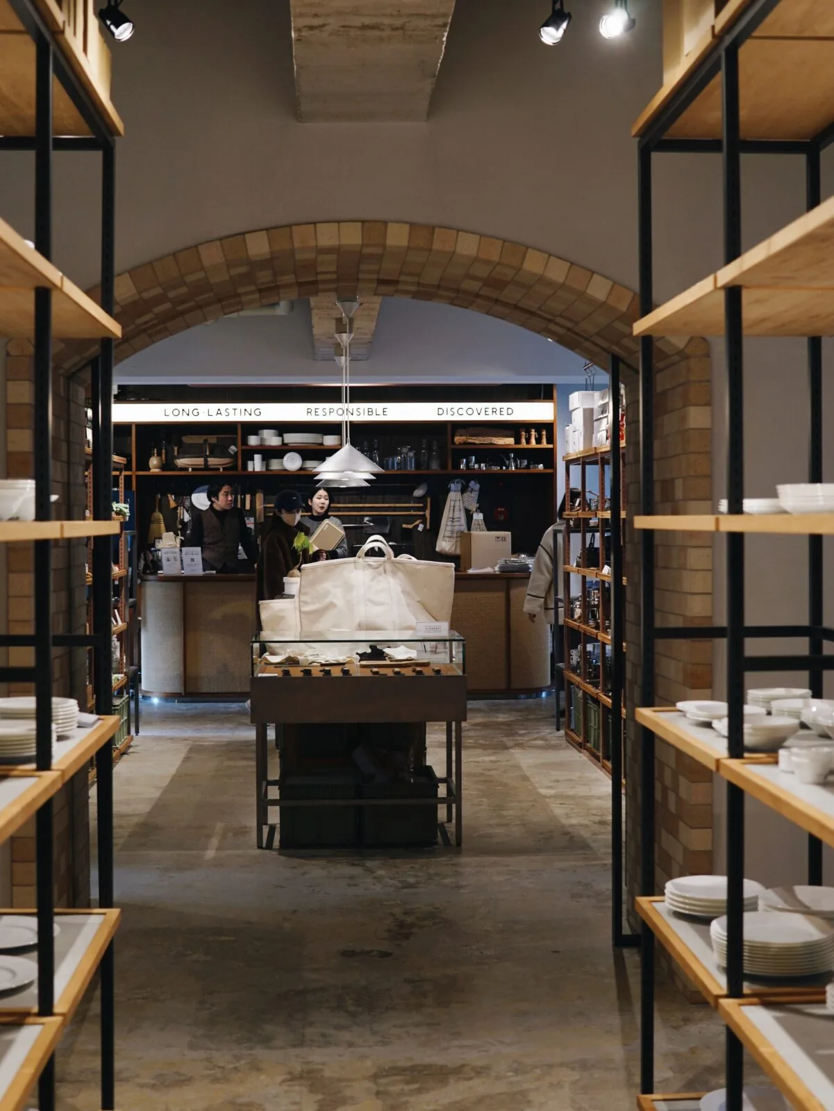 LOST AND FOUND TOKYO STOREの店内。アーチの奥に器が並ぶ