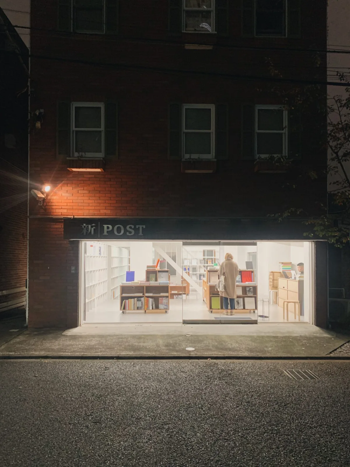 夜のPOST Architecture Booksの外観