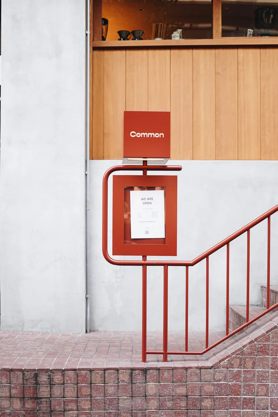 Commonの外観。レンガと赤い手すり