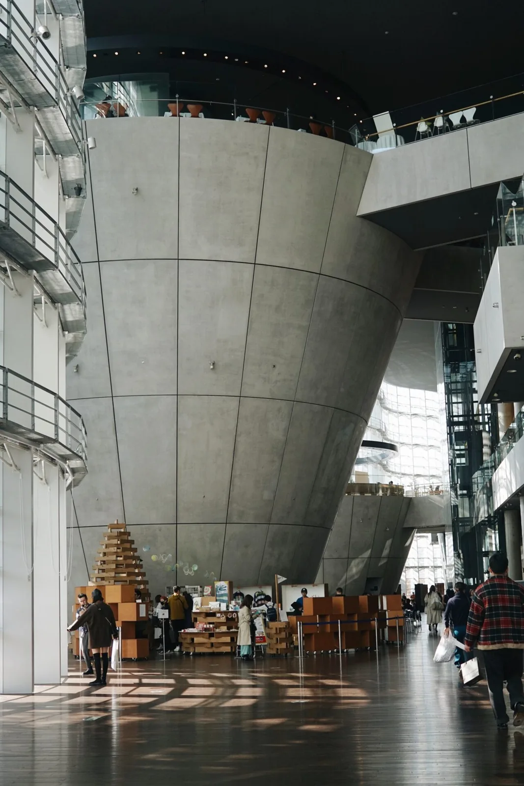 国立新美術館の館内。円錐形の構造物とカフェ